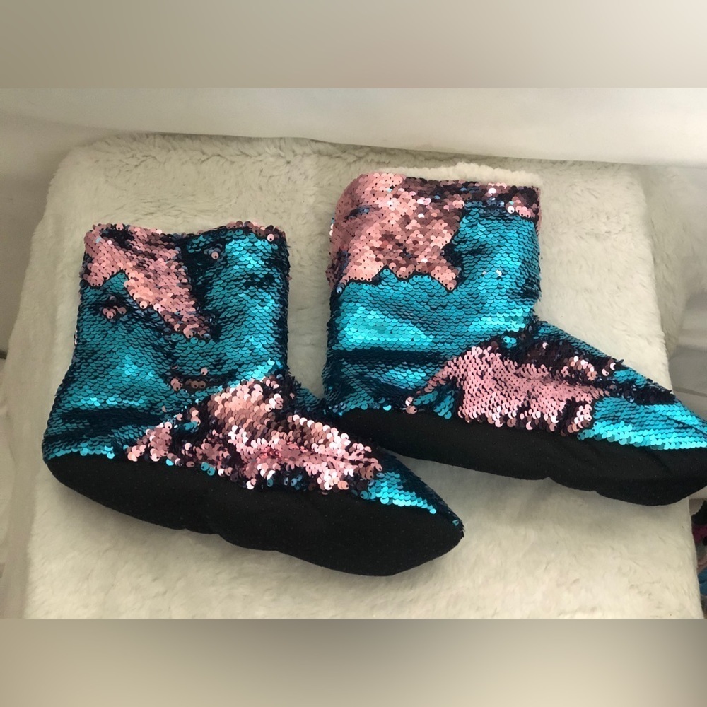 Womens Blue and Pink Reversible Sequins Slippers. NEW Size 9/10
